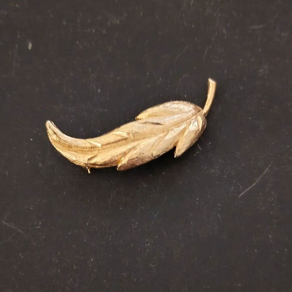 Vintage Gold Feather Pin - Elegant Detailed Leaf Brooch